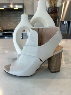 Club Monaco Off-White Leather Open-Toe Block Heel Sandals❤️6.5